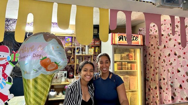 Aray y su mamá, Dayalín Torres, en su heladería 
