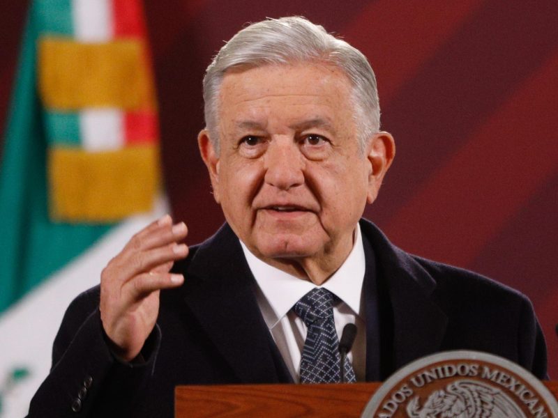 López Obrador defiende emplear exfuncionario chavista en Educación
