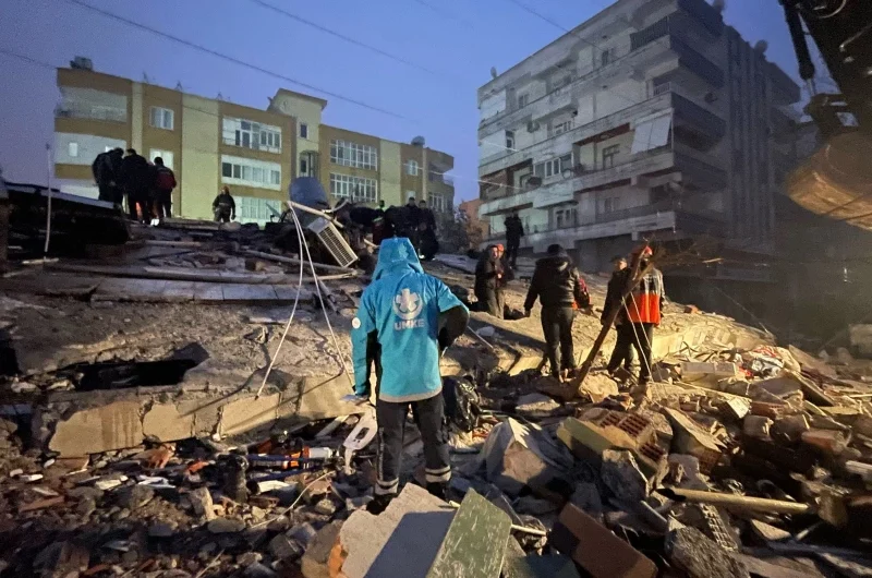 Se elevan a casi 2.000 los fallecidos por terremoto en Turquía y Siria
