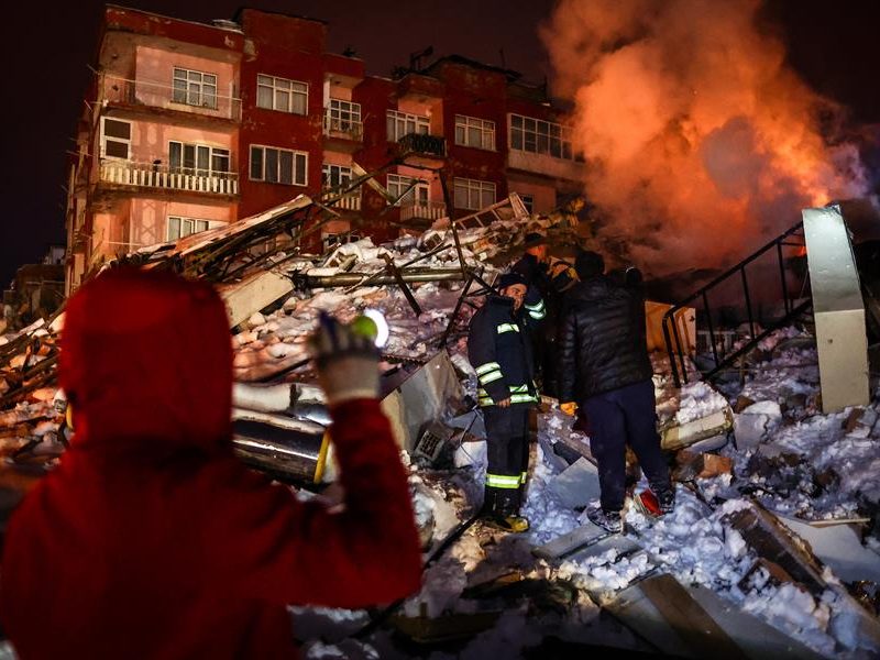 Los devastadores terremotos del lunes ocurridos en Medio Oriente  han elevado la cifra de muertos a más de 7.200, de los cuales 5.434 se han registrado solo en Turquía, donde también se contabilizan más de 31.000 heridos.