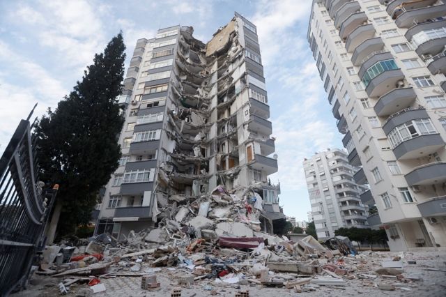Un edifico semicolapsado en Adana.