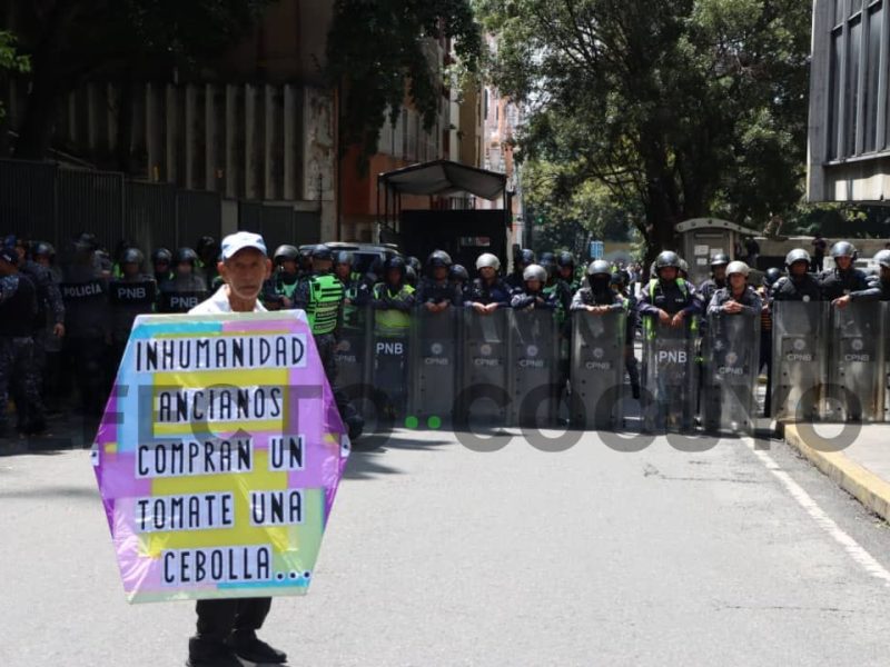 Trabajadores públicos protestan- (Mairet Chourio)