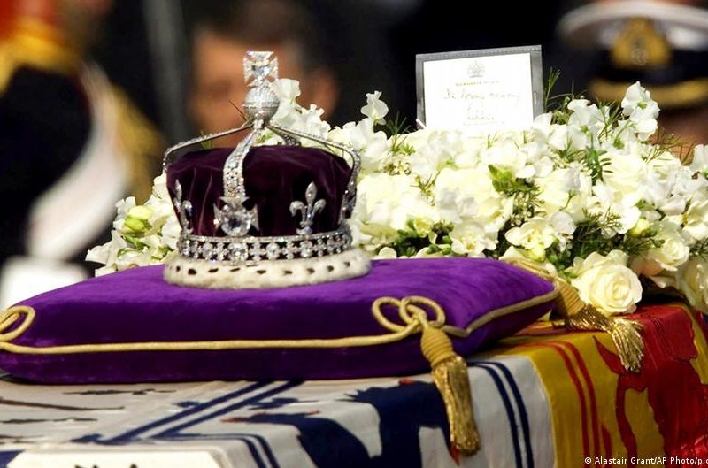 La reina consorte de Inglaterra no usará controvertido diamante en su coronación