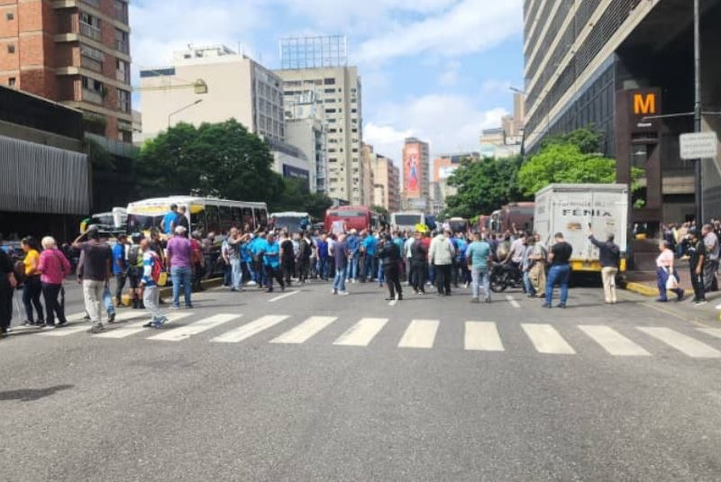 Trasportistas de Caracas protestan por aumento del pasaje y por gasolina subsidiada