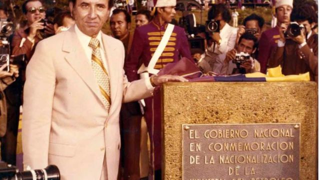 Pérez en el acto de nacionalización del petróleo.