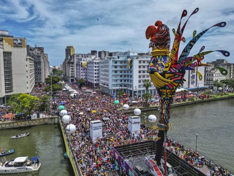 Comparsas callejeras ponen a vibrar nuevamente al Carnaval de Brasil