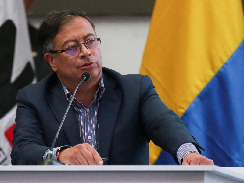 Petro destituye a tres ministros