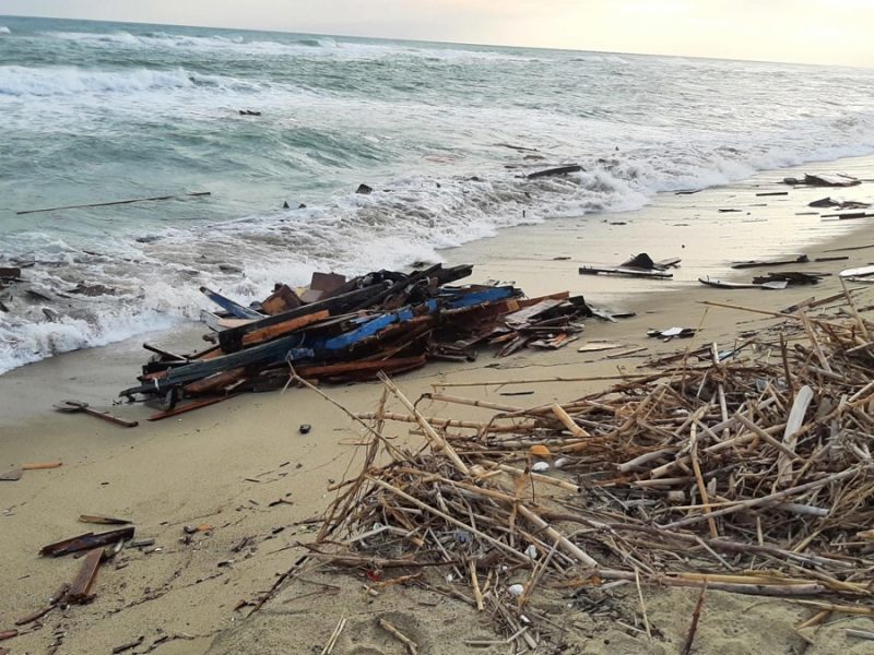 Elevan a 60 muertos y 80 supervivientes las víctimas por naufragio en Italia