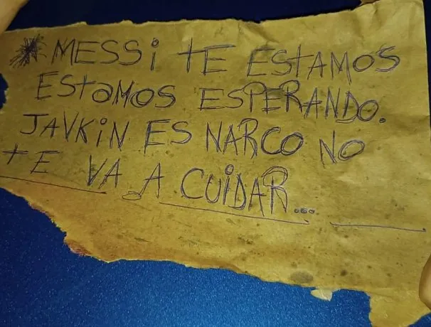 Disparan contra supermercado de familia de su esposa y le dejan un mensaje: "Messi te estamos esperando"