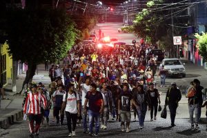 Migrantes venezolanos salen de México rumbo a EEUU