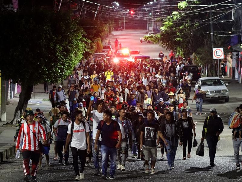 Migrantes venezolanos salen de México rumbo a EEUU