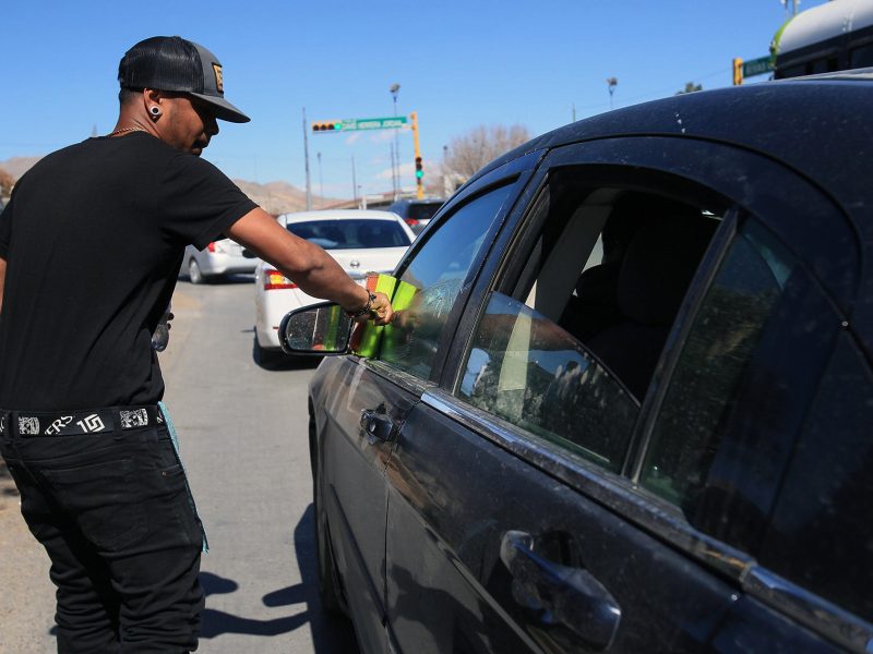 Migrantes denuncian extorsión de policías en la frontera de México