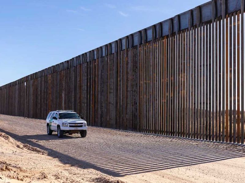 Juez federal de Florida impide a Biden liberar a migrantes detenidos en frontera sur