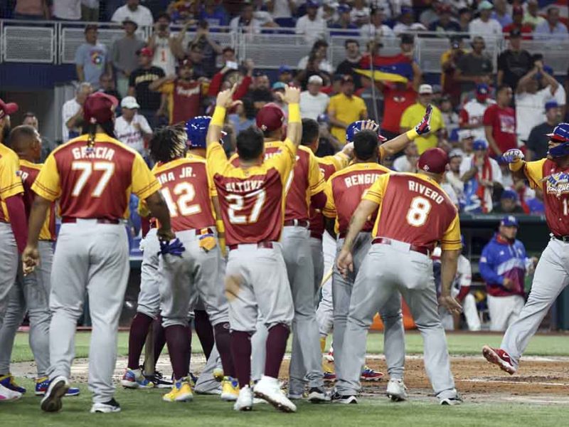 Salvador Pérez fue la figura en triunfo de Venezuela sobre Puerto Rico