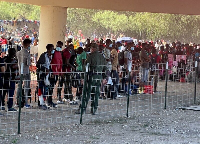 Miles de migrantes llegan a línea divisoria México-EE.UU. para exigir entrada