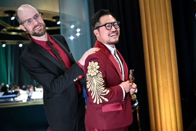 Daniel Kwan y Daniel Scheinert al recoger el Oscar a la mejor dirección por 
