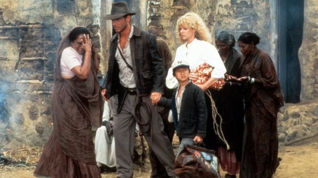 Harrison Ford y Ke Huy Quan de niño en una escena de 