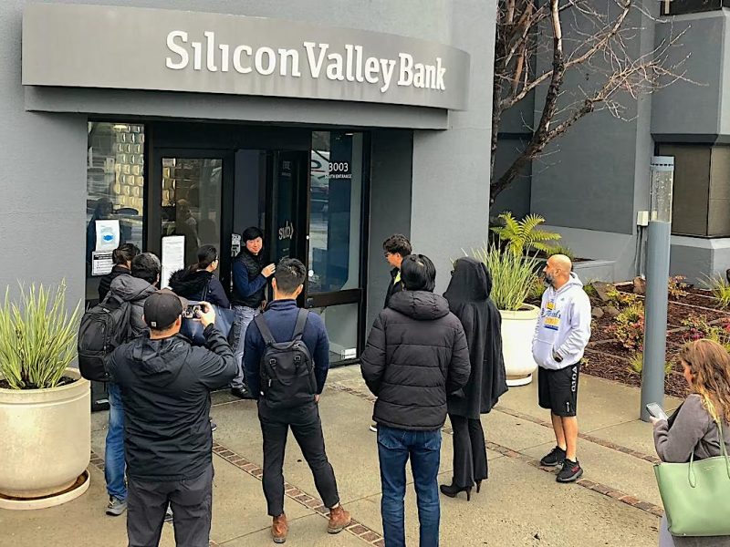 Fuertes caídas en bancos estadounidenses tras colapso del SVB