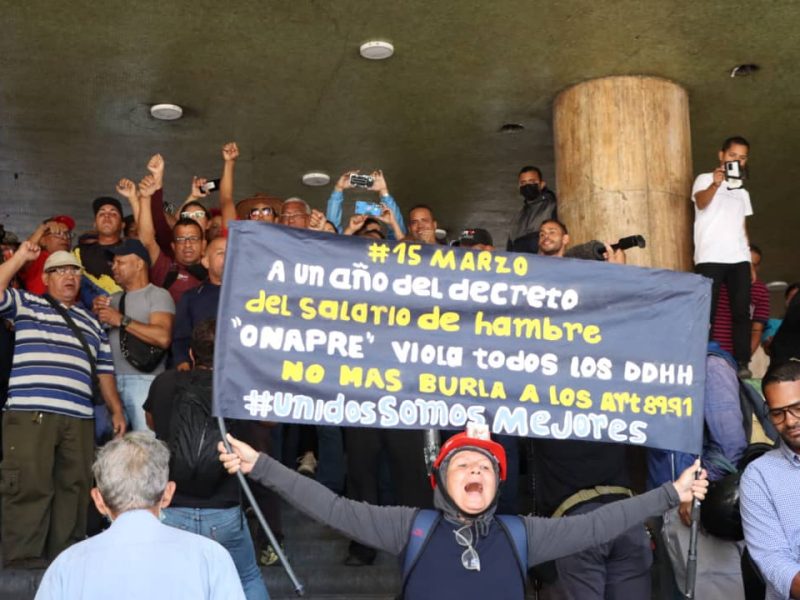 Trabajadores públicos protestan en el Ministerio de Trabajo (Mairet Chourio)
