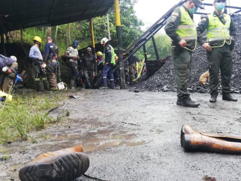 Al menos 4 mineros muertos y 17 atrapados por explosión en mina en Colombia
