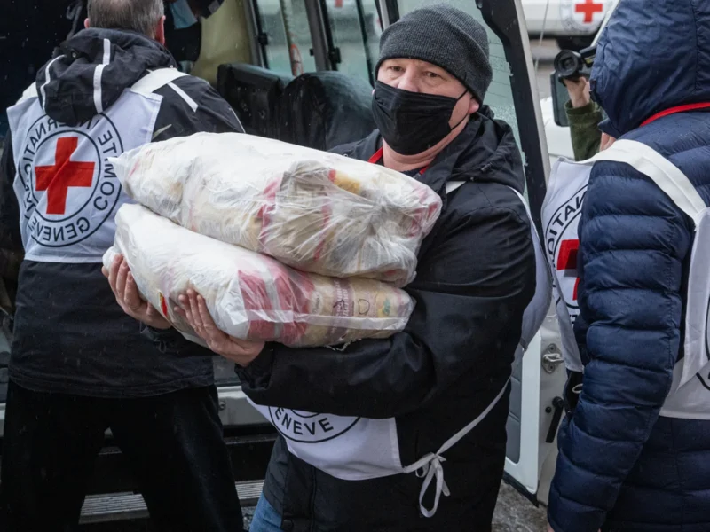 Cruz Roja envía tres convoyes humanitarios a la línea de combate en Ucrania