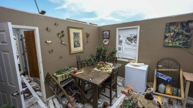 Salón de un hogar sin techo en Rolling Fork, una de las localidades más afectadas por el paso del tornado.