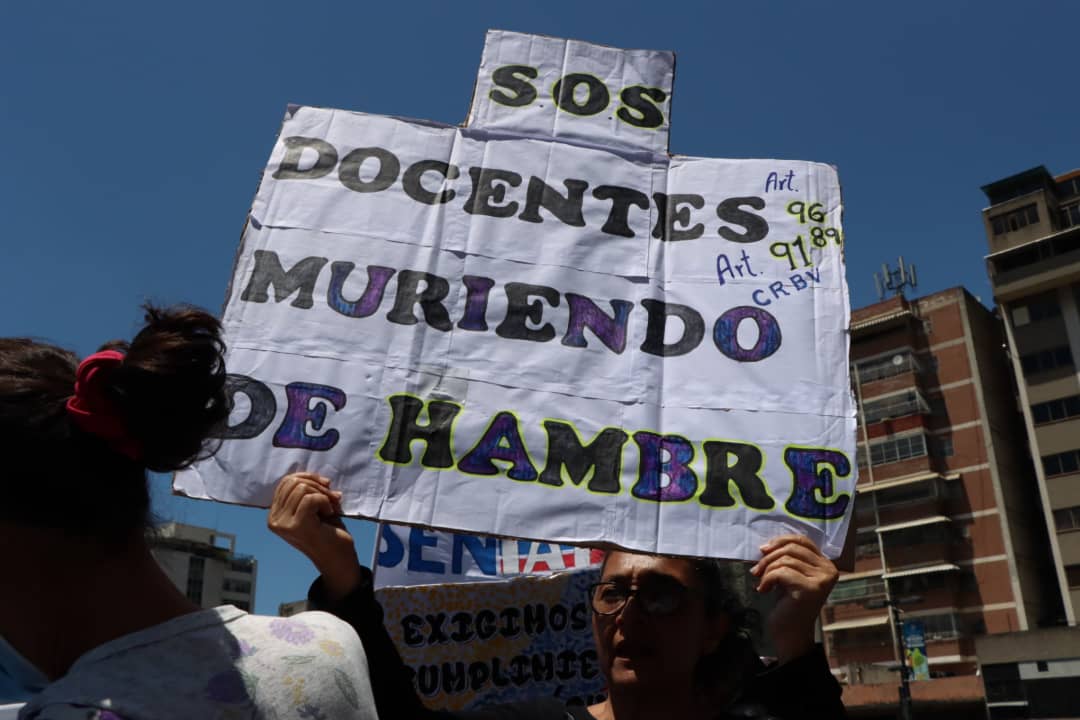 Docentes marchan en Caracas y denuncian retención de autobuses de varios estados