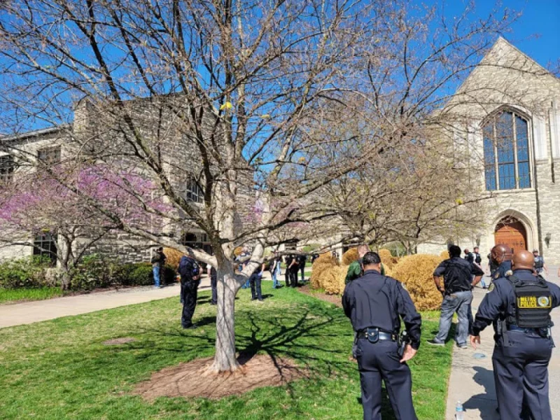 Tres menores y dos adultos muertos en un tiroteo en colegio de EEUU
