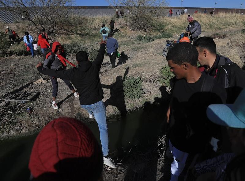 Centenar de migrantes escapan de centro migratorio en sureste de México