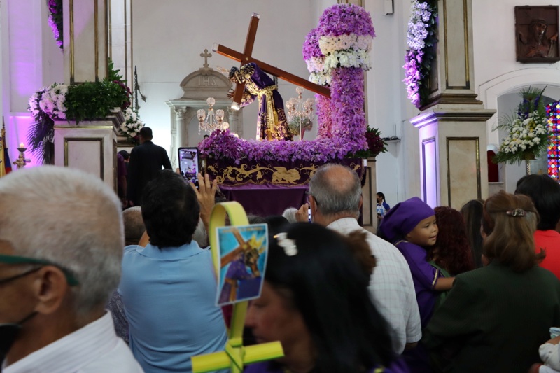 Devotos del Nazareno acuden a la iglesia Santa Teresa (Mairet Chourio)