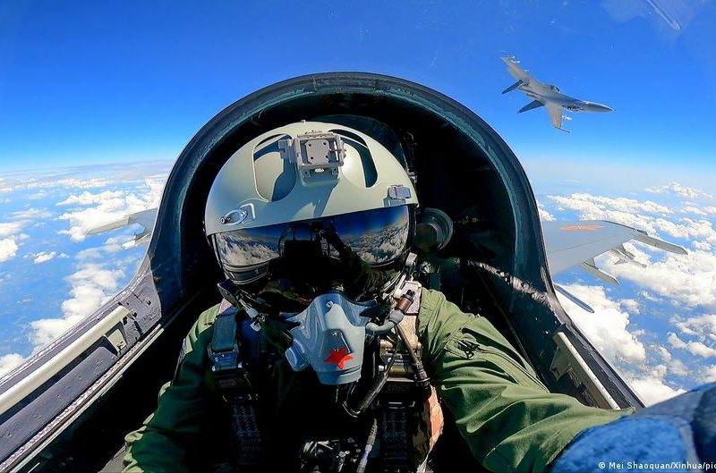 Barcos de guerra y aviones chinos se mantienen alrededor de Taiwán