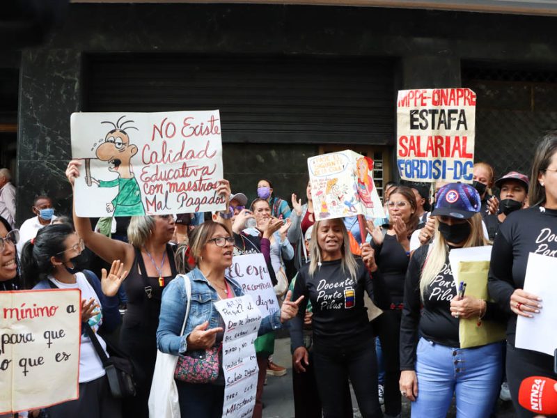 Docentes protestan frente a la Inspectoría del Trabajo. Foto: Mairet Chourio