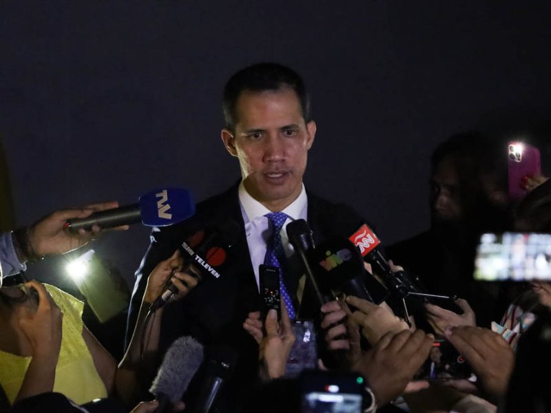 Juan Guaidó “enfrenta alto riesgo de detención”, alerta Carlos Vecchio