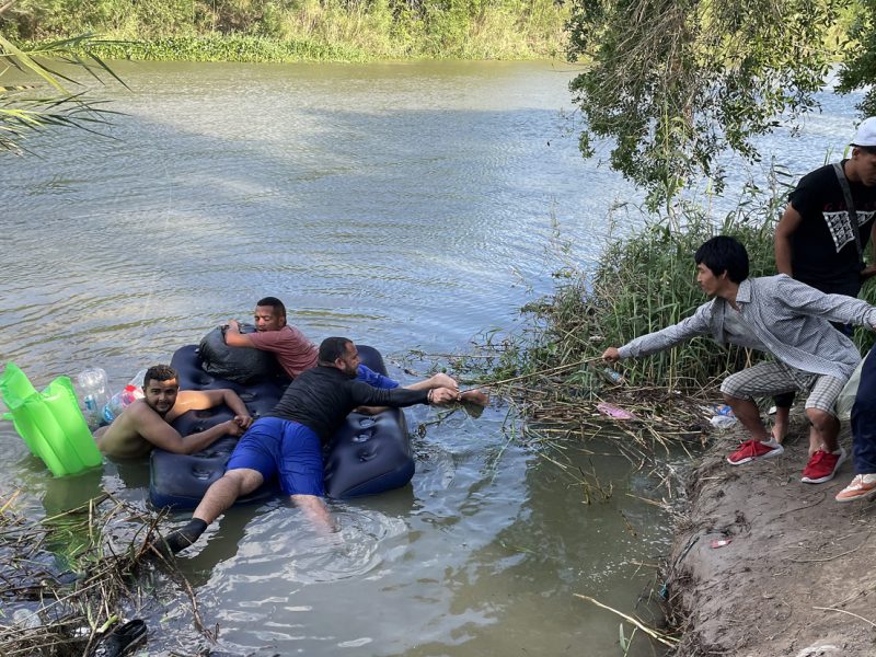 Migrantes en México se lanzan al río Bravo por desesperación de llegar a EEUU