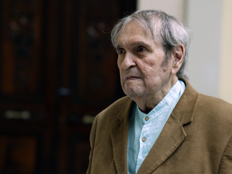 El escritor venezolano Rafael Cadenas, Premio Cervantes 2022.