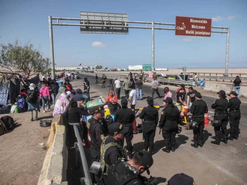 Crisis de migrantes en la frontera Perú-Chile enfrenta a ambos países