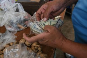 Expertos sobre nueva emergencia económica: A través de decretos no se corrigen desequilibrios macroeconómicos
