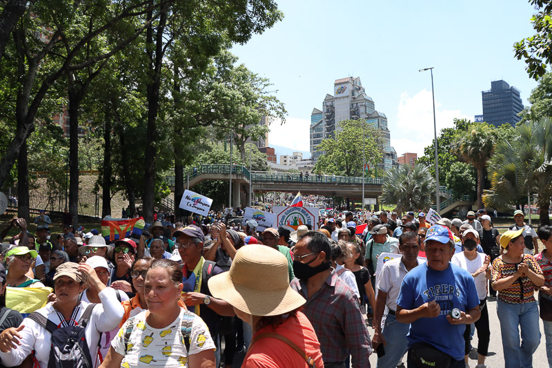 Trabajadores públicos marchan desde Plaza Venezuela hasta la avenida México por Día del trabajador (Mairet Chourio)