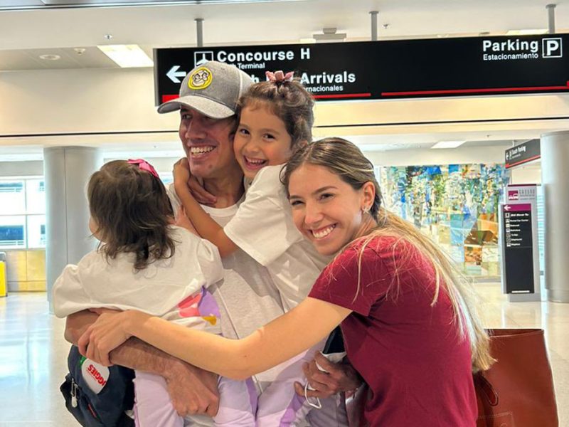 Guaidó se reúne con sus hijas y esposa que viajaron a Estados Unidos