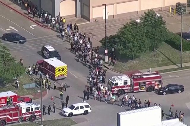 El centro comercial Allen Premium Outlets mientras la policía aseguraba el área.