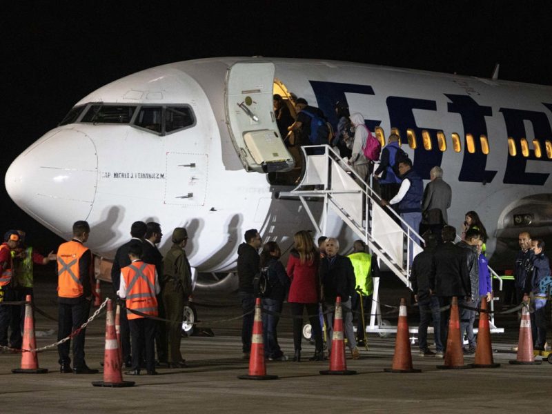 Avión con más de 100 migrantes varados en frontera de Chile parte a Venezuela
