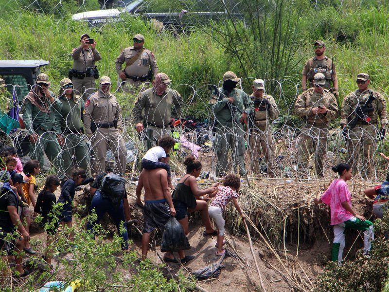 Funcionarios de seguridad impiden a migrantes entrar a Estados Unidos tras el fin del titulo 42