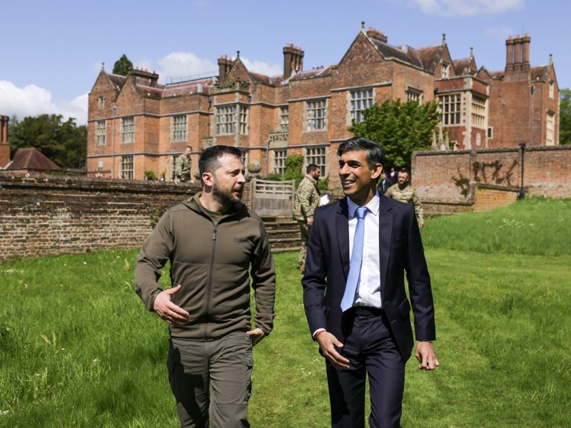 El primer ministro británico Sunak se reúne con el presidente ucraniano Zelensky en Chequers