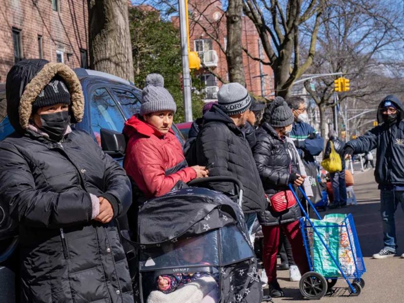 Nueva York habilita gimnasios escolares para migrantes en medio de protestas