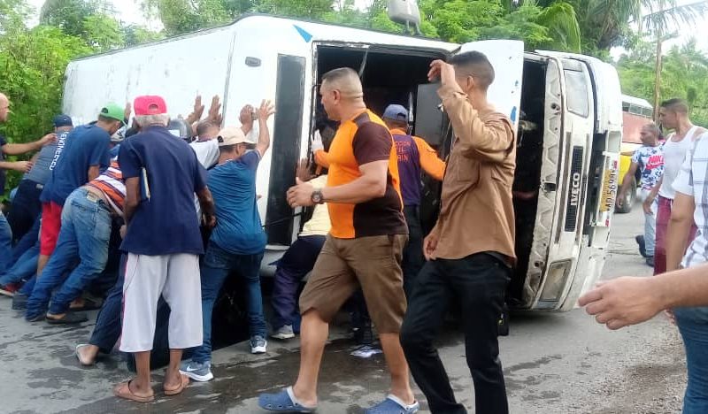 Muere una mujer y 16 personas resultan heridas al volcar autobús en Monagas