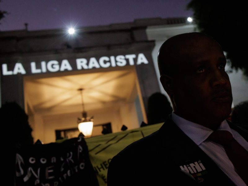 La mayor organización de derechos LGBTQ+ de EE.UU. se unió el martes a otras organizaciones de derechos civiles para emitir una advertencia de viaje para Florida, advirtiendo de que las leyes y políticas recientemente aprobadas pueden suponer riesgos para las minorías, los inmigrantes y los viajeros homosexuales. La Campaña de Derechos Humanos se unió a la NAACP, la Liga de Ciudadanos Latinoamericanos Unidos, la Coalición de Inmigrantes de Florida y Equality Florida en la emisión de advertencias de viaje o reubicación para el Estado del Sol, uno de los estados más populares para los turistas a visitar en los EE.UU.. Si bien el grupo de defensa de LGBTQ+ dijo que no estaba llamando a un boicot o haciendo una recomendación general en contra de visitar Florida, dijo que quería destacar las nuevas leyes aprobadas por la Legislatura de Florida controlada por los republicanos que, según ellos, son hostiles a la comunidad LGBTQ+, restringen el acceso al aborto y permiten a los floridanos portar armas ocultas sin permiso. "Quienes nos visiten deben unirse a nosotros en su oposición a estas peligrosas políticas", declaró en un comunicado Kelley Robinson, presidenta de la Campaña de Derechos Humanos. "Quienes elijan otro lugar para trabajar, ir a la escuela o pasar sus vacaciones deben dejar claro por qué no se dirigen a Florida". El fin de semana pasado, la NAACP, la organización de derechos civiles más antigua del país, emitió su aviso advirtiendo que las recientes leyes y políticas defendidas por el gobernador Ron DeSantis y los legisladores de Florida son "abiertamente hostiles hacia los afroamericanos, las personas de color y las personas LGBTQ +." POLÍTICA DeSantis se dispone a hacer el esperado anuncio de campaña presidencial, formalizando la rivalidad con Trump Las conversaciones sobre el techo de deuda se atascan en un problema clásico: Los republicanos exigen recortes de gasto y los demócratas se resisten Por si acaso: Jubilados ansiosos, grupos de servicios sociales entre los que hacen planes de contingencia por impago El estilo desenfadado de Trump atrae la atención de la justicia en medio de las investigaciones Después de que la NAACP hiciera su anuncio, el portavoz de DeSantis, Jeremy Redfern, calificó el aviso de viaje como "nada más que un truco." "Como anunció el gobernador DeSantis la semana pasada, Florida está viendo un turismo récord", dijo Redfern en un comunicado. Más de 137,5 millones de turistas visitaron Florida el año pasado, superando los niveles previos a la pandemia, según Visit Florida, la agencia de promoción turística del estado. El turismo sostiene 1,6 millones de empleos a tiempo completo y parcial, y los visitantes gastaron 98.800 millones de dólares en Florida en 2019, según las cifras del año pasado.