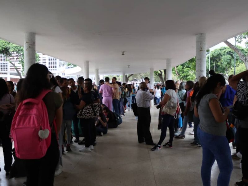 "Queremos votar" corean en colas de la Facultad de Humanidades