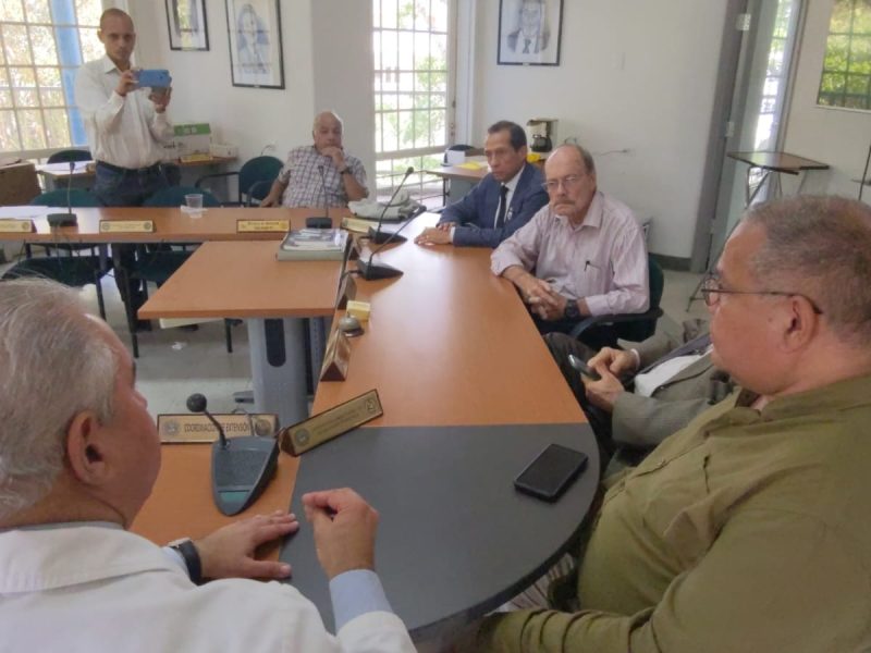 Candidatos expresan su malestar a la Comisión Electoral por los retrasos
