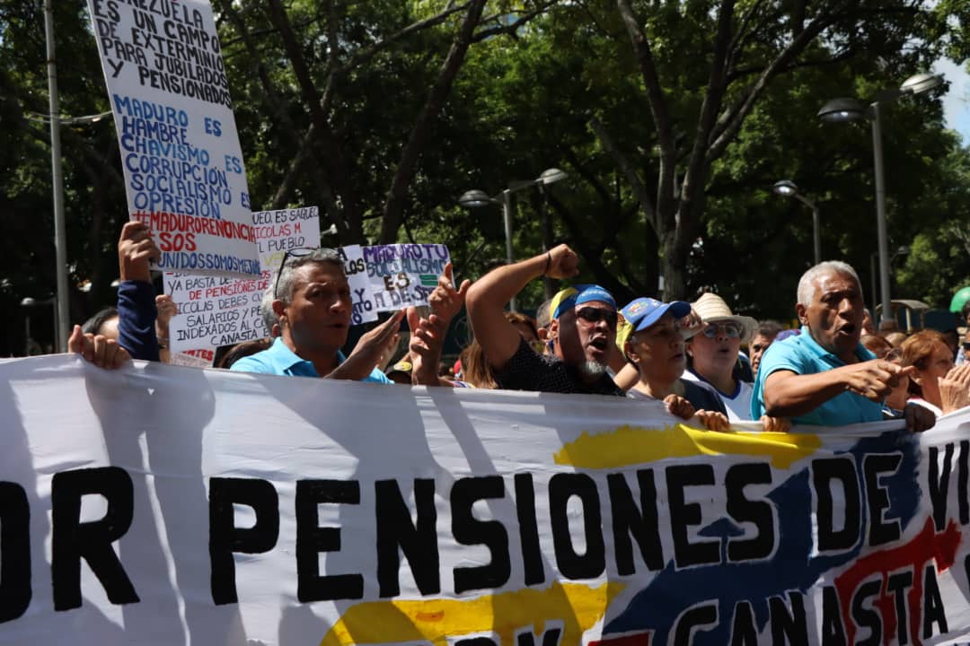 Adultos mayores en las calles de Caracas: El gobierno nos está exterminando
