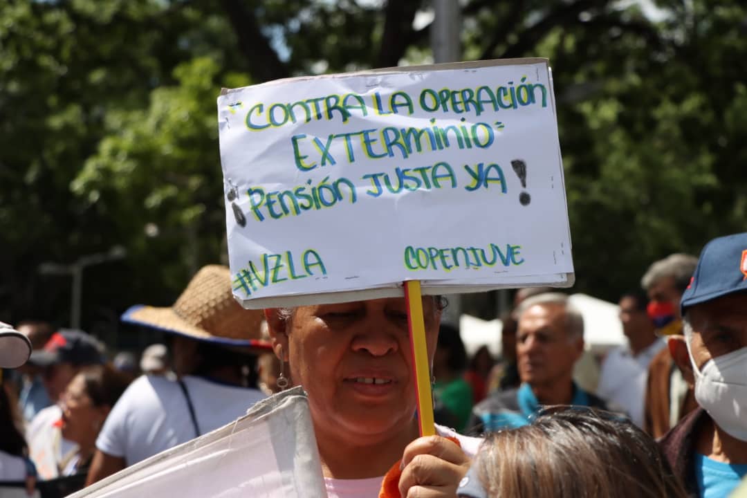 Adultos mayores en las calles de Caracas: El gobierno nos está exterminando